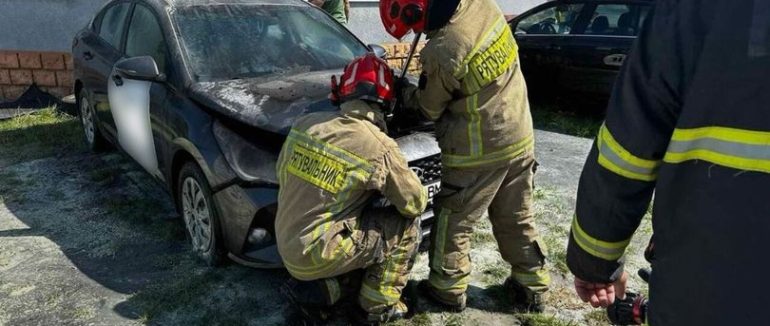На СТО поблизу Ужгорода спалахнув автомобіль