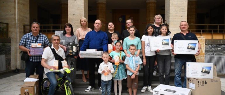 Подарунки для дитбудинків: на Закарпатті передали важливі презенти від Олени Зеленської (ФОТО)