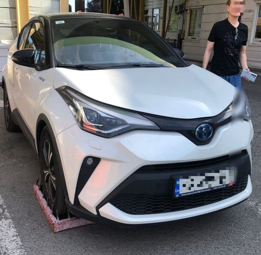 Розшукувана автівка: викрадену «Toyota» української реєстрації зупинили на Закарпатті (ФОТО)