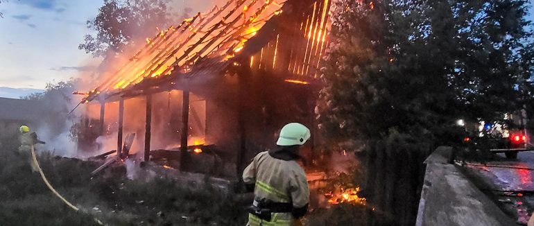 У Рахівському районі зайнялася будівля у якій ніхто не живе
