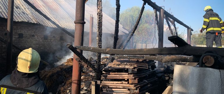 На Мукачівщині вогнеборці ліквідували значну пожежу на території приватного дворогосподарства