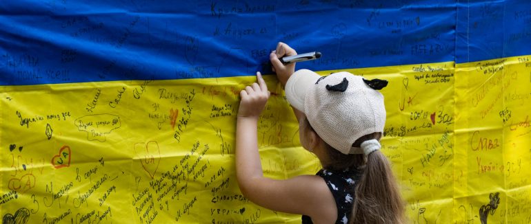 В Ужгороді розгорнули 25-метровий прапор для привітань захисникам