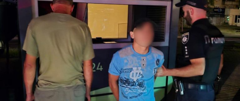 В Ужгороді патрульні затримали чоловіка у вікні обмінника