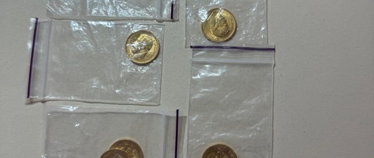 Закарпатські митники у легковику, який прямував за кордон, виявили старовинні монети