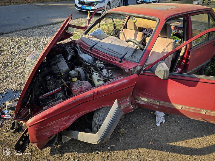 Закарпатець на Opel зіткнувся з стовпом: рятувальники деблокували пасажира