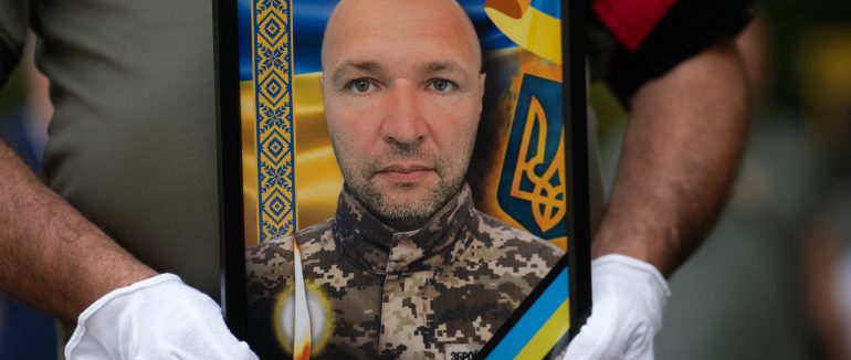 В Ужгороді провели в останню дорогу головного сержанта Мирослава Попадинца