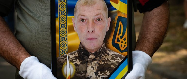 В Ужгороді провели в останню земну дорогу 51-річного солдата Сергія Стрижака (ВІДЕО)