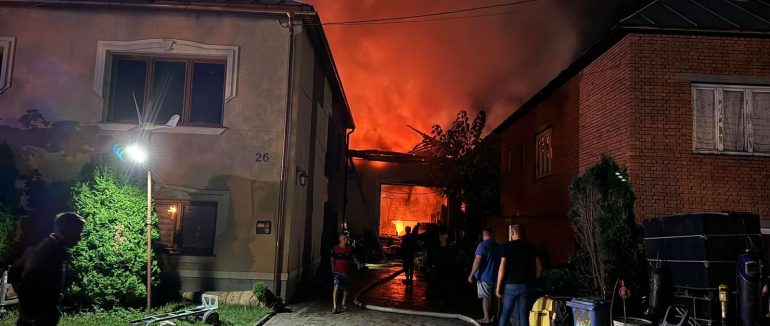 На Хустщині надзвичайники ліквідували значну пожежу у житловому секторі