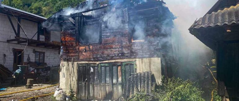 Дві пожежі на одній вулиці: вогнеборці Рахівщини боролися з вогнем (ФОТО)