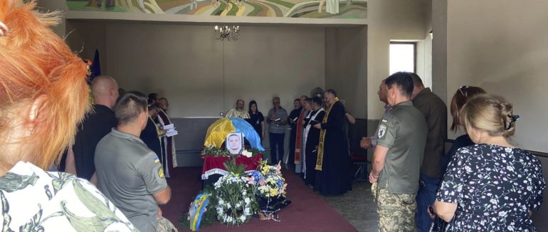Закарпаття попрощалося із загиблим Героєм Денисом Русноком