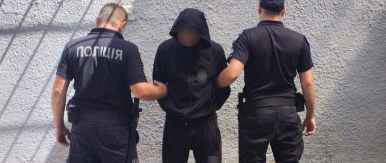 На Закарпатті затримали раніше судимого зловмисника, який ножем травмував знайомого
