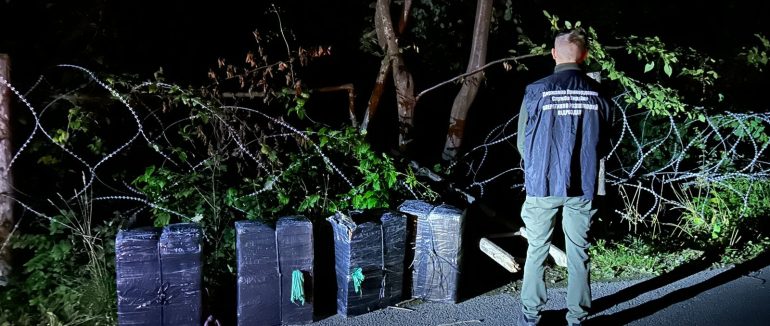 На Закарпатті прикордонники припинили спробу тютюнової контрабанди