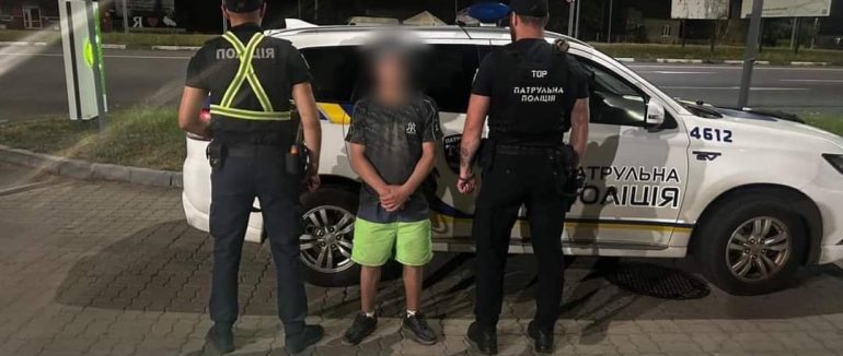 В Ужгороді поліція затримала чоловіка який обікрав автомобіль