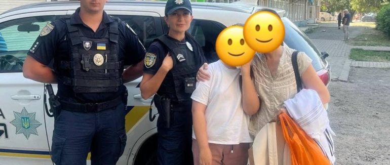 Патрульні поліцейські оперативно допомогли дівчинці, у якої раптово розпочалася кровотеча