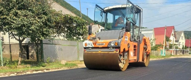 Дорожники оновили 1700 м² дороги в Хустському районі