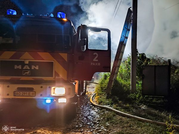 Полум’я в оселі: у Великому Бичкові сталася пожежа (ФОТО)