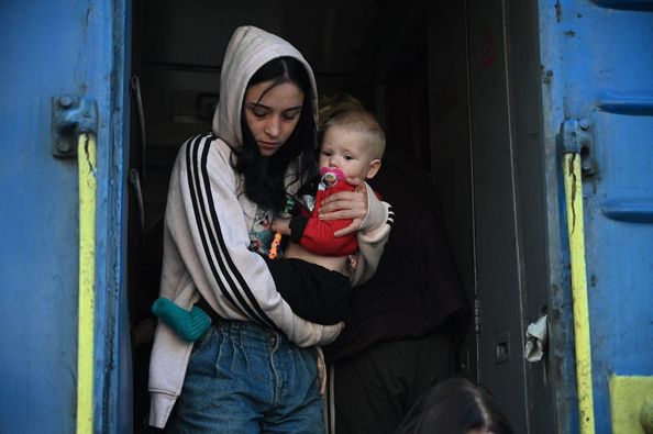 Зустріч евакуйованих: на Закарпатті зустріли дітей і дорослих з Краматорська (ФОТО)