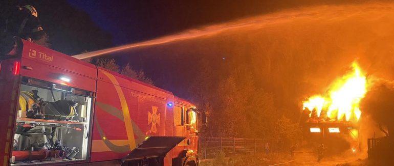 5 одиниць техніки гасили пожежу у складській будівлі на Тячівщині