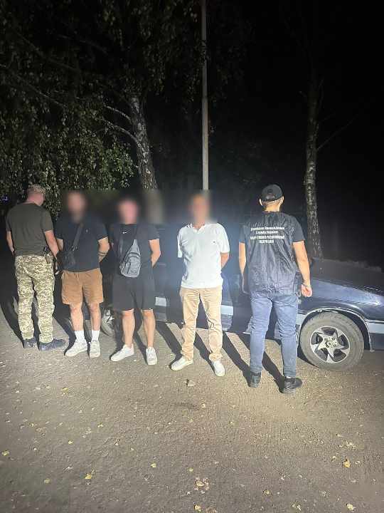 Біля кордону з Румунією прикордонники затримали двох “водолазів”