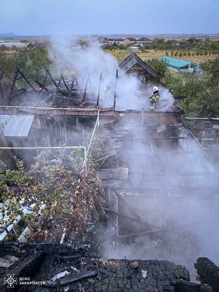 Майже все господарство було охоплене полум’ям: на Мукачівщині вогнеборці ліквідували масштабну пожежу