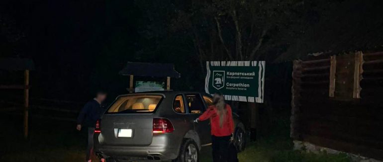 На Рахівщині рятувальники відшукали двох заблукалих туристів