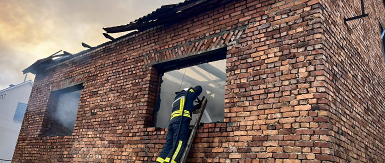 На Хустщині рятувальники ліквідували пожежу в житловому будинку