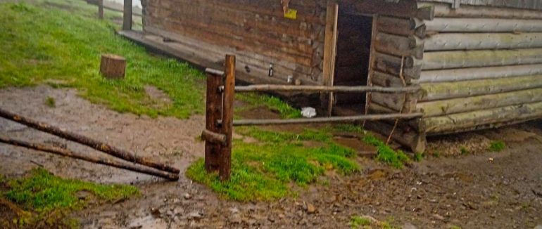 Рахівські рятувальники транспортували туриста, якого в горах застала негода