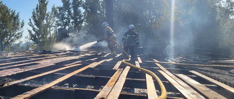 На Рахівщині рятувальники ліквідували пожежу на деревообробному підприємстві