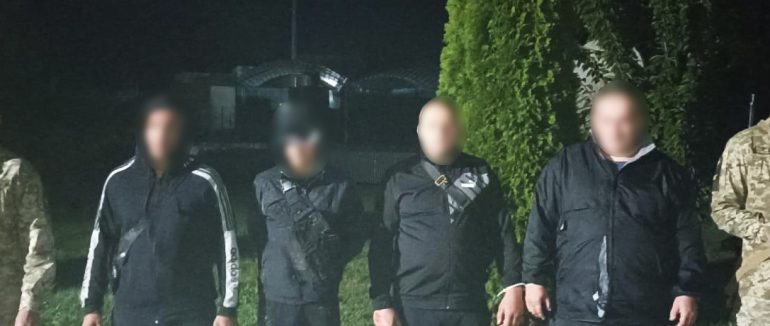 На Закарпатті прикордонники затримали 4 чоловіків із гумовим човном
