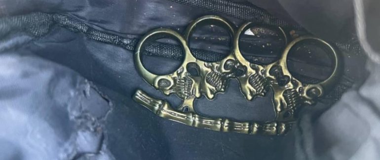 У Мукачеві виявили молодика, який роз’їжджав містом з кастетом