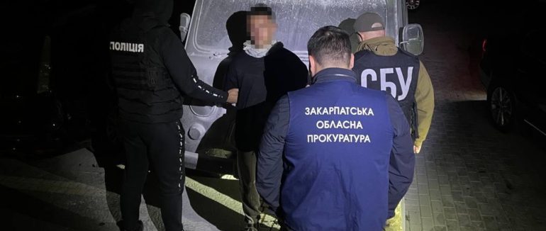 В Ужгороді затримали чоловіка, який на замовлення підпалював автомобілі військових і волонтерів