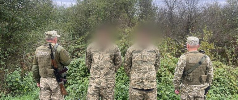 Двох чоловіків у військовій формі затримали закарпатські прикордонники
