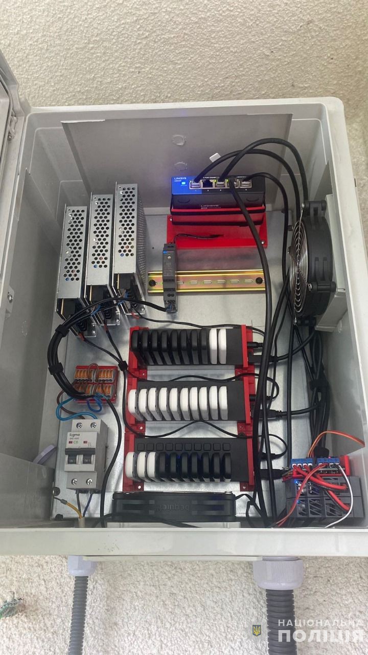 Закарпатська поліція викрила ботоферму, яка працювала на росіян