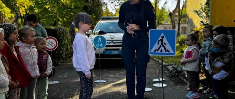 В Ужгороді патрульні розповідали дошкільнятам про ПДР