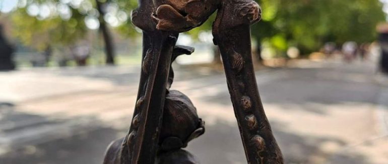 В Ужгороді з’явилася 69-а міні-скульптурка – “Міцний  горішок”