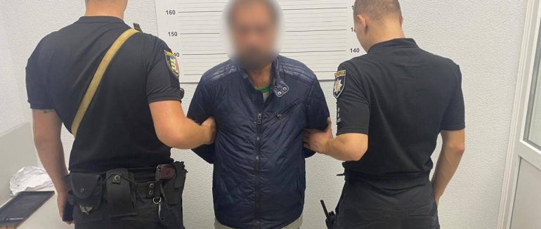 В Ужгороді затримали зловмисника, який викрадав номерні знаки з автівок та вимагав у власників за повернення гроші