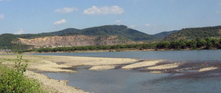 На Хустщині на березі Тиси виявили небезпечну знахідку