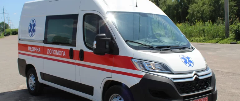 Закарпатка народила другу дитину у кареті швидкої біля церкви