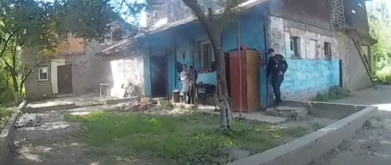 Підпалив дитячий візочок: на Рахівщині поліцейський отримав опіки, коли рятував дитину від агресивного батька