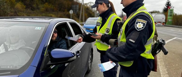 На Закарпатті патрульні поліцейські зупиняли всі автівки підряд – подробиці