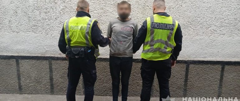 У Мукачеві поліція затримала раніше судимого зловмисника, який обікрав помешкання сусідів