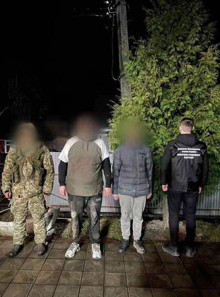 Дві доби блукали у горах: на Закарпатті прикордонники врятували втікачів