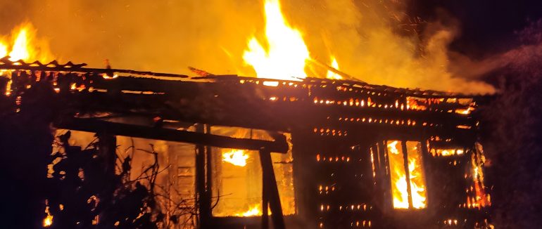 Залишилися без даху над головою: на Хустщині згорів будинок родини