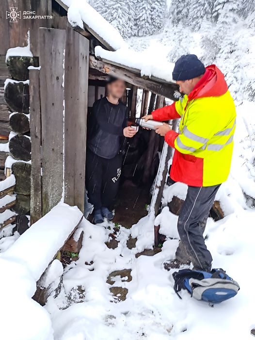 На Рахівщині рятувальники транспортували туриста, якому знадобилася допомога в горах