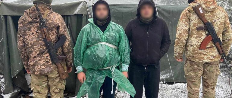 Ледь не замерзли: на Закарпатті у горах прикордонники затримали двох донеччан