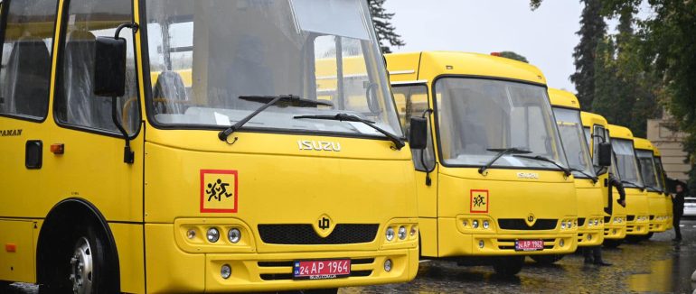9 громад Закарпаття отримали нові шкільні автобуси