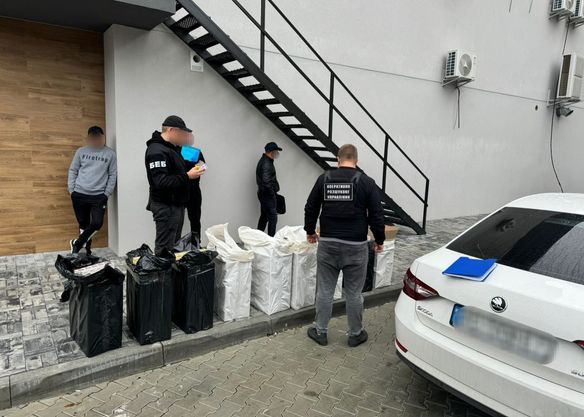 В Ужгороді затримали автомобіль, у якому перевозили 4500 пачок сигарет