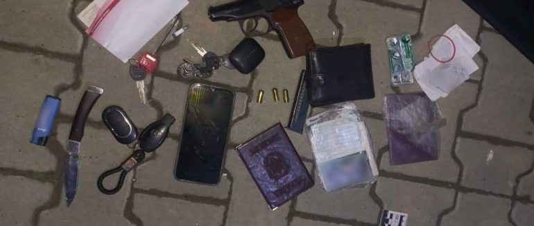 В Ужгороді поліція затримала зловмисника, який стріляв на території житлового комплексу