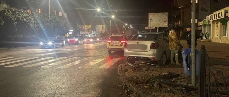 В Ужгороді п’яна водійка знесла паркан