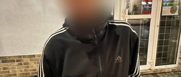 В Ужгороді невідомі вдарили чоловіка по голові, забрали телефон і втекли